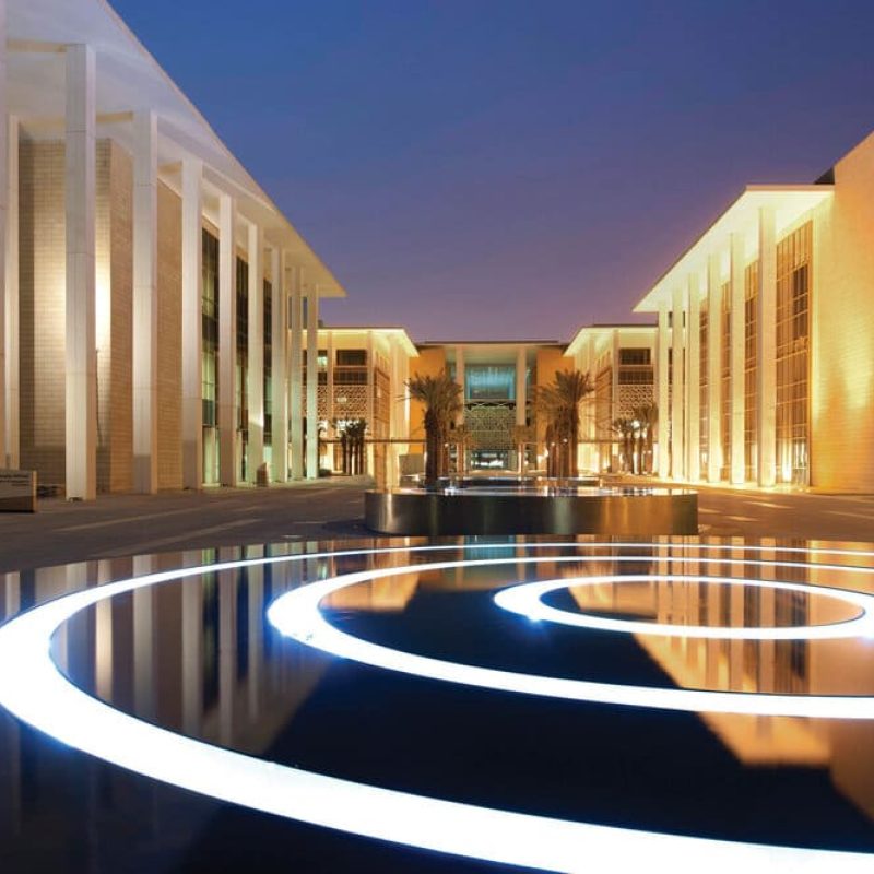 التعليم وتنمية المهارات القيادية